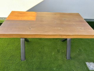 Mesa de madera y metal