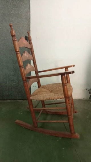 Mecedora rústica madera pintada mano