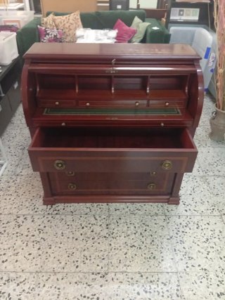 Escritorio de madera con cajones