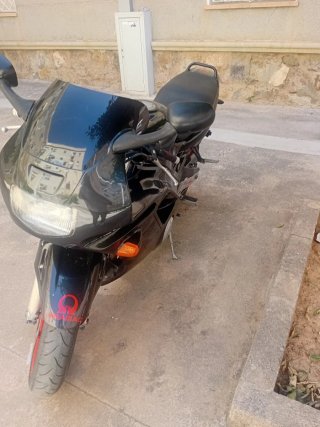 Moto deportiva negra