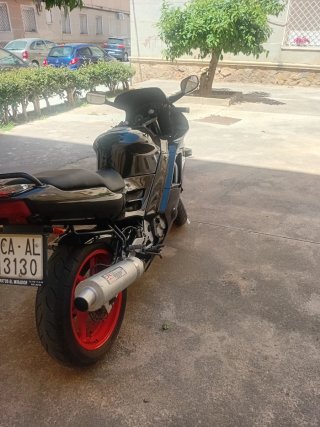 Moto deportiva negra