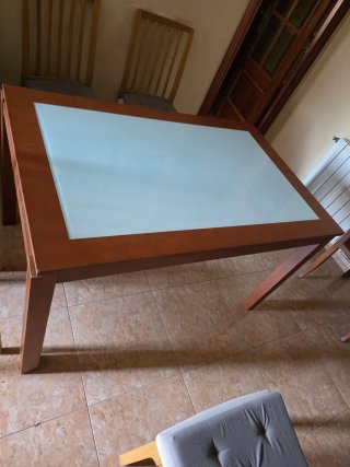 Tavolo da pranzo in legno e vetro