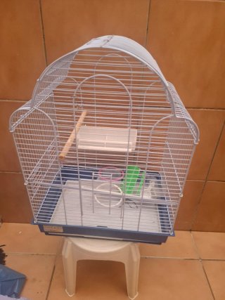 Jaula para pájaros azul y blanca