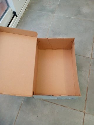 Caja Adidas vacía zapatillas