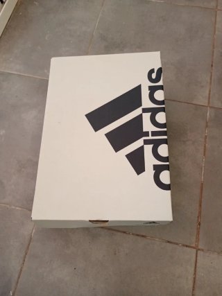 Caja Adidas vacía zapatillas