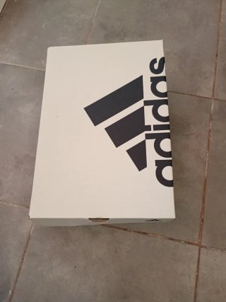 Caja Adidas vacía zapatillas