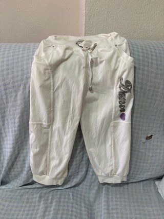 Pantalones capri blancos con cordones