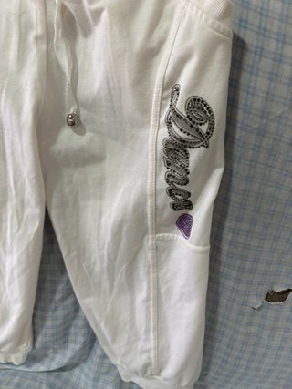 Pantalones capri blancos con cordones