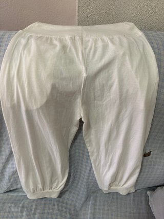 Pantalones capri blancos con cordones