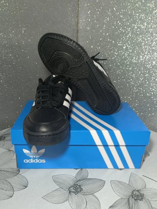 Zapatillas Adidas Team court. Negras 38