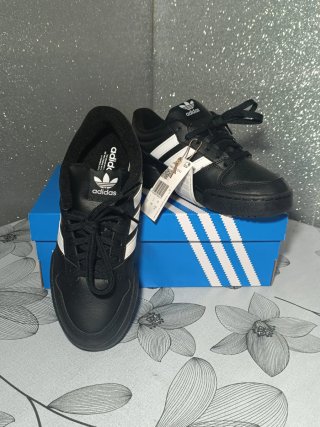 Zapatillas Adidas Team court. Negras 38