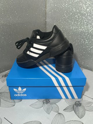 Zapatillas Adidas Team court. Negras 38