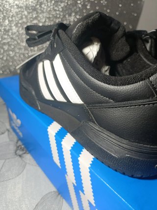Zapatillas Adidas Team court. Negras 38