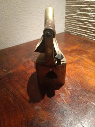 Ferro da stiro antico in rame e legno