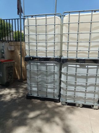 8 depósitos agua 1000L en jaula metálica