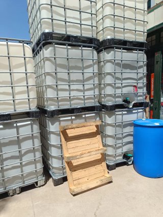 8 depósitos agua 1000L en jaula metálica