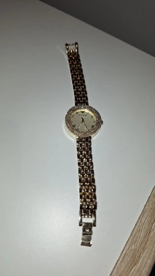 Reloj de pulsera dorado con pedrería