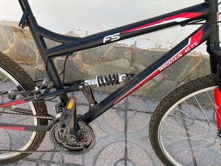 Bicicleta de Montaña FS Negra y Roja