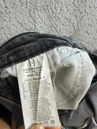 Pantalones vaqueros grises rotos