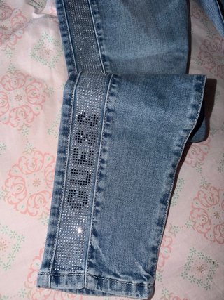 Pantalón vaquero Guess con pedrería