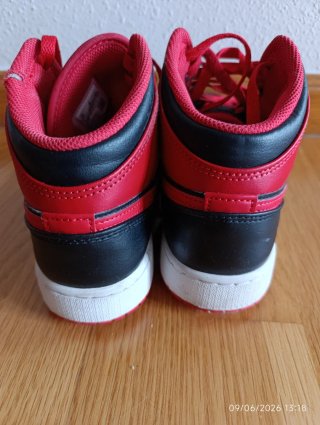 Zapatillas Nike Jordan Negras y Rojas