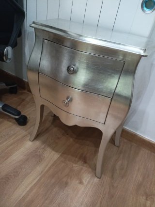 Mesa de diseño plateada