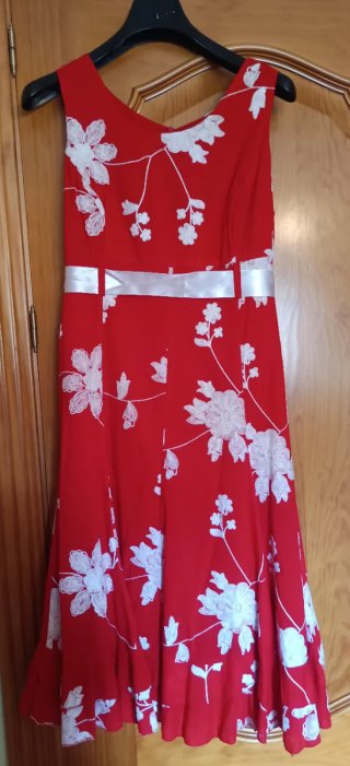Vestido de verano rojo con flores blancas