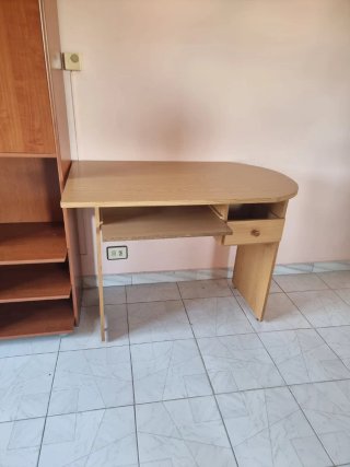 Escritorio de madera con cajón