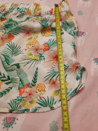 Pantalón corto niña piñas y flores