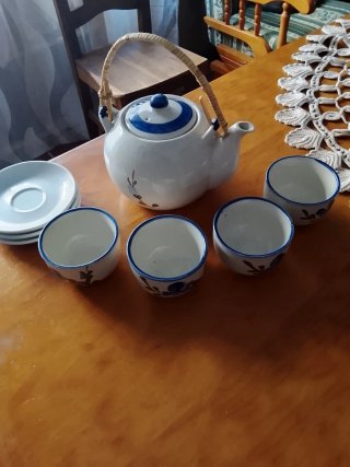 Tetera de porcelana con asa de bambú