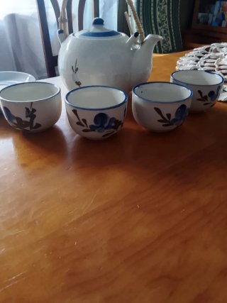 Tetera de porcelana con asa de bambú