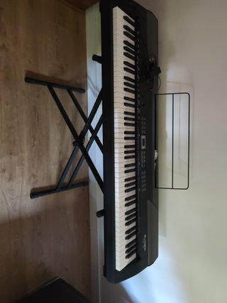 Piano digital Thomann DP-26 con pedal y soporte