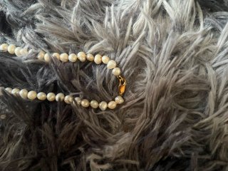Collar de perlas con cierre dorado
