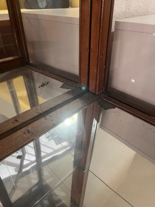 Vitrina de madera y cristal