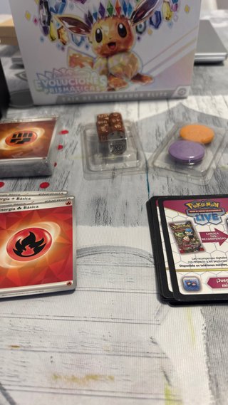 Caja ETB Evoluciones Prismáticas Pokémon