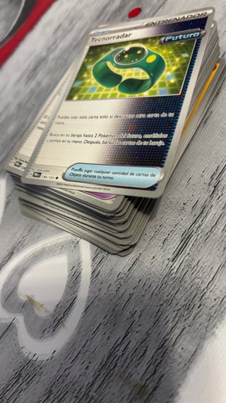 Caja ETB Evoluciones Prismáticas Pokémon