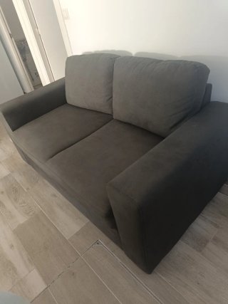 Sofá 2 plazas gris tela. Se regala Roomba.