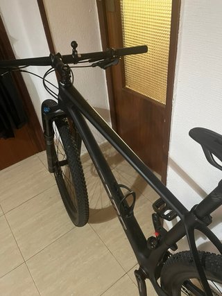 Bicicleta de montaña negra