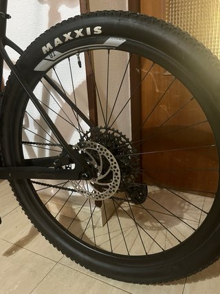 Bicicleta de montaña negra