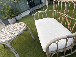 Sofá y mesa de ratán para jardín MASTHOLMEN