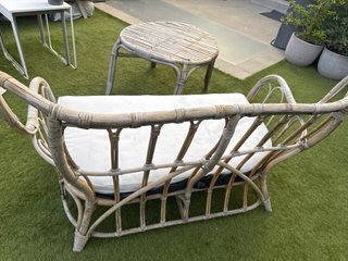 Sofá y mesa de ratán para jardín MASTHOLMEN