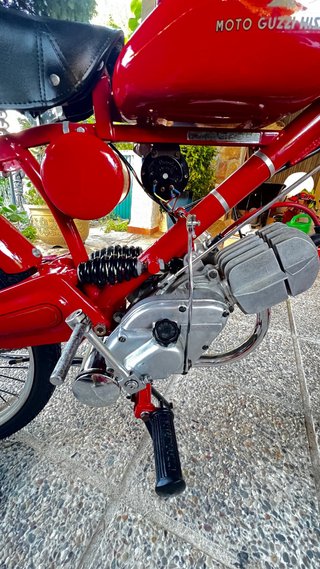 Moto Guzzi Roja Moped Clásica