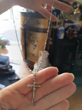 Cadena de plata con cruz