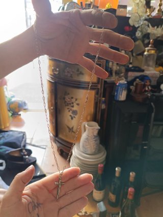 Cadena de plata con cruz