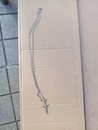 Cadena de plata con cruz