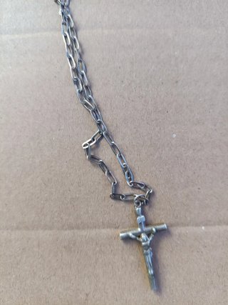 Cadena de plata con cruz