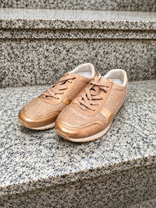 Zapatillas doradas con brillos