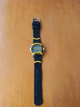 Reloj Casio Digital Amarillo y Negro