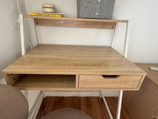 Mesa de escritorio con cajón y estante madera colo