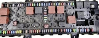 Caja de relés / fusibles renault 22821376 t-series